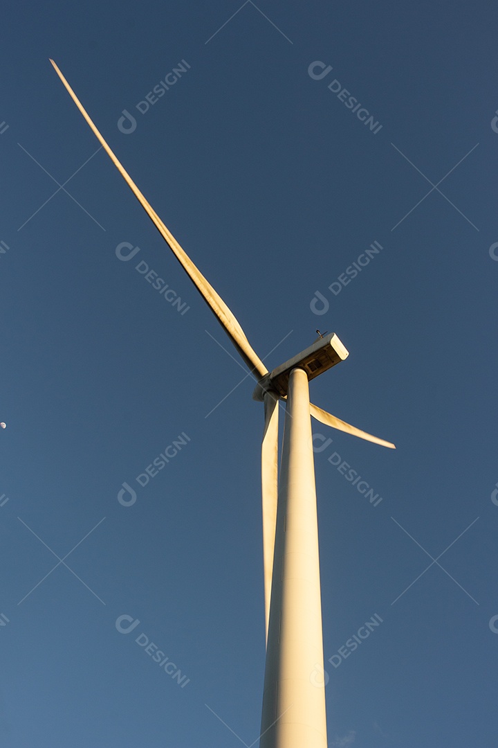 torres de energia eólica no final da tarde