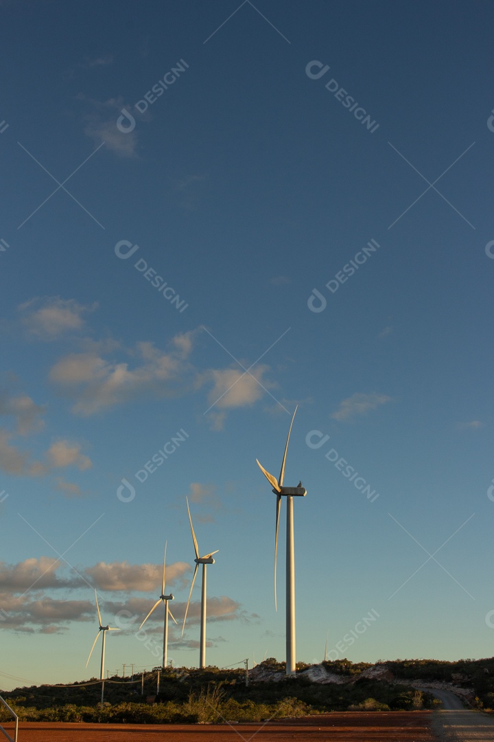 torres de energia eólica no final da tarde
