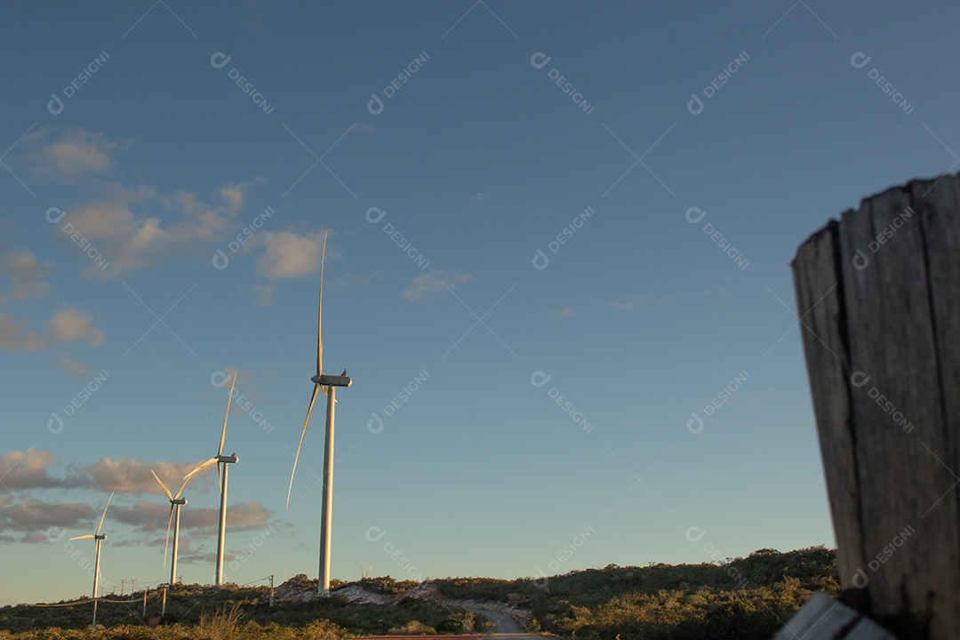 torres de energia eólica no final da tarde