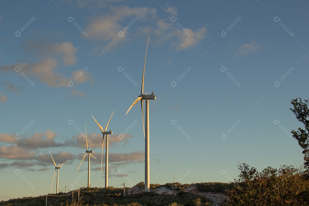 torres de energia eólica no final da tarde