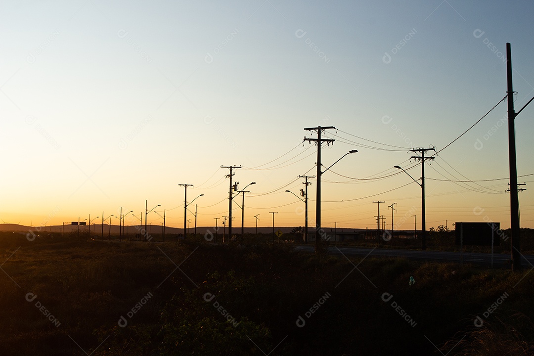 vários postes de energia no final da tarde