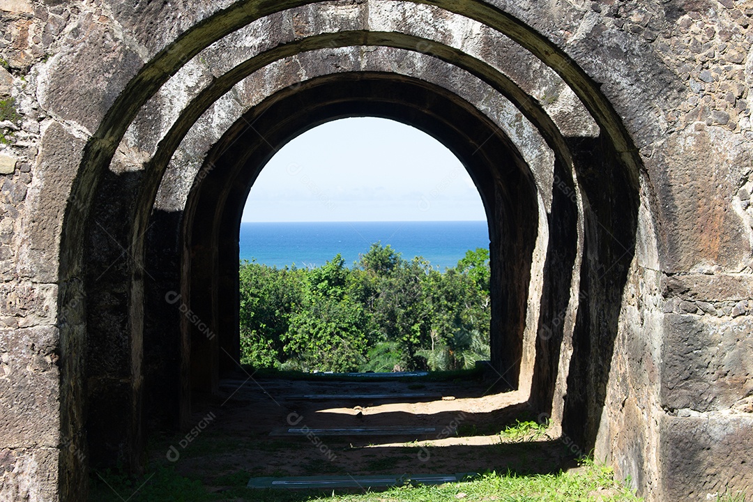 Vista incrível pela porta da paisagem e ruínas do castelo garcia davila na Praia do Forte