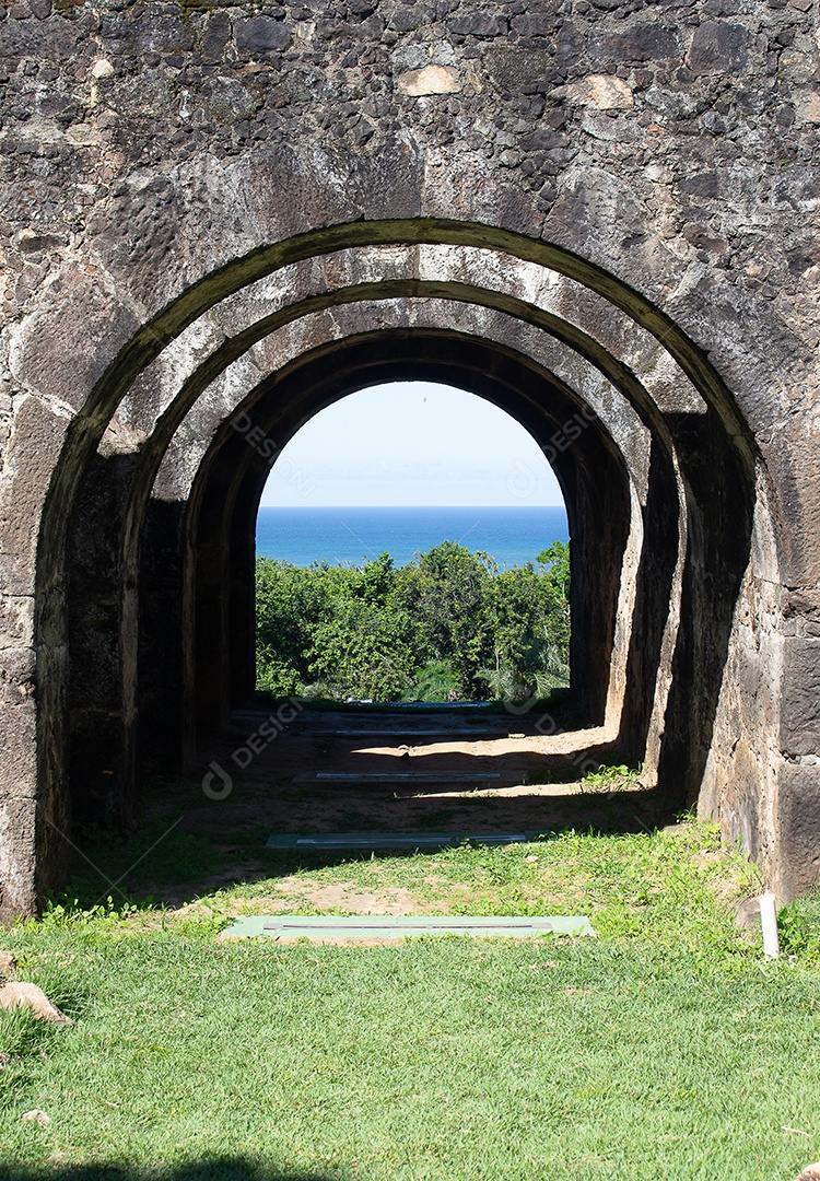 Vista incrível pela porta da paisagem e ruínas do castelo garcia davila na Praia do Forte