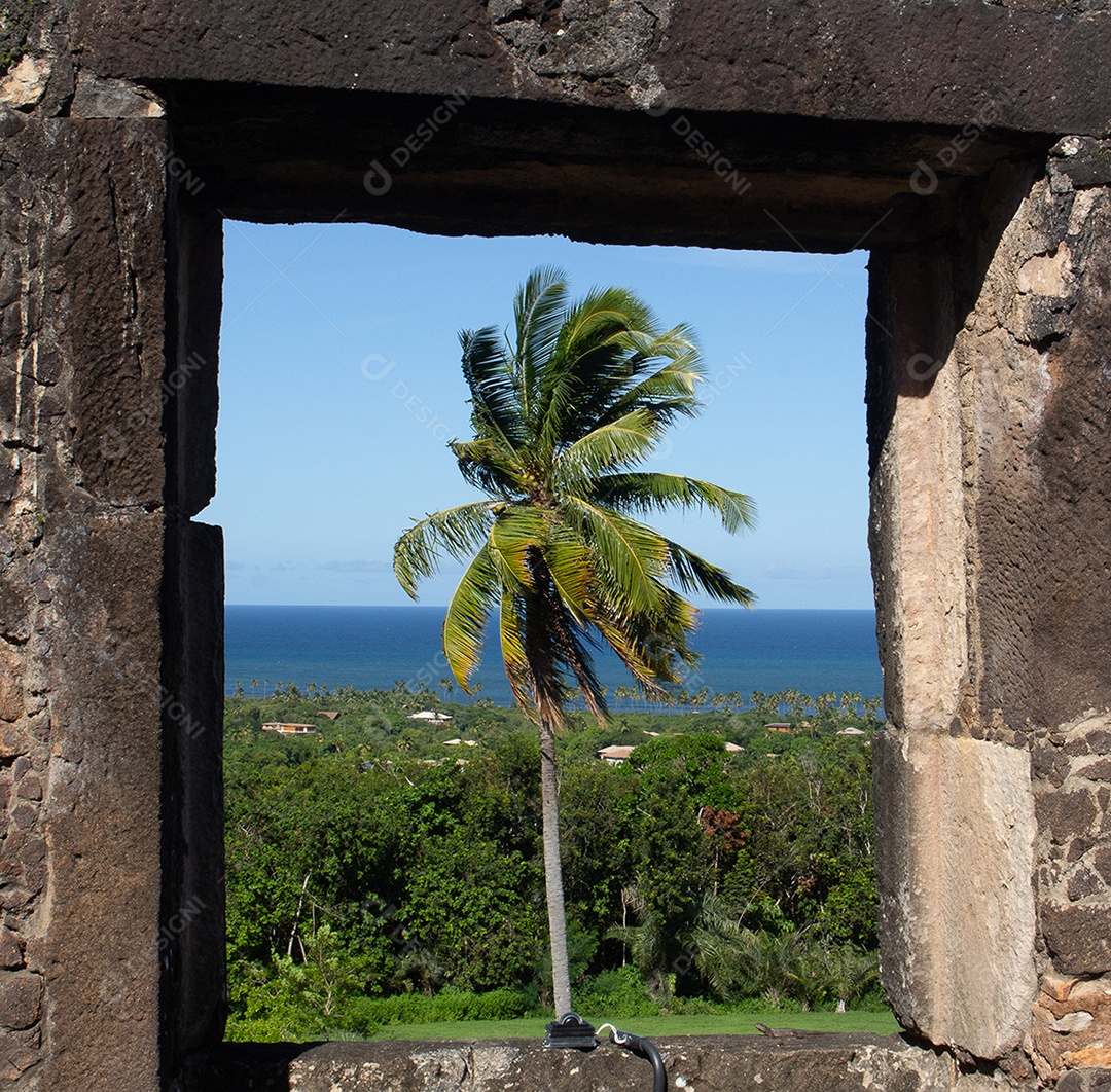 Vista incrível pela janela da paisagem e ruínas do castelo garcia davila na Praia do Forte