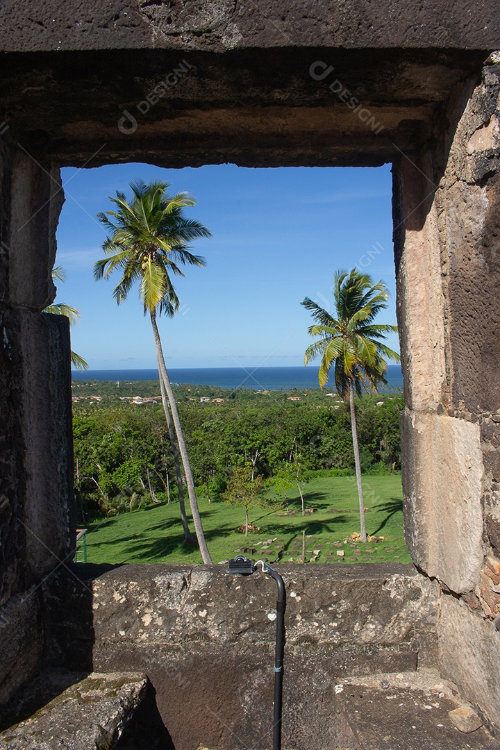 Vista incrível pela janela da paisagem e ruínas do castelo garcia davila na Praia do Forte