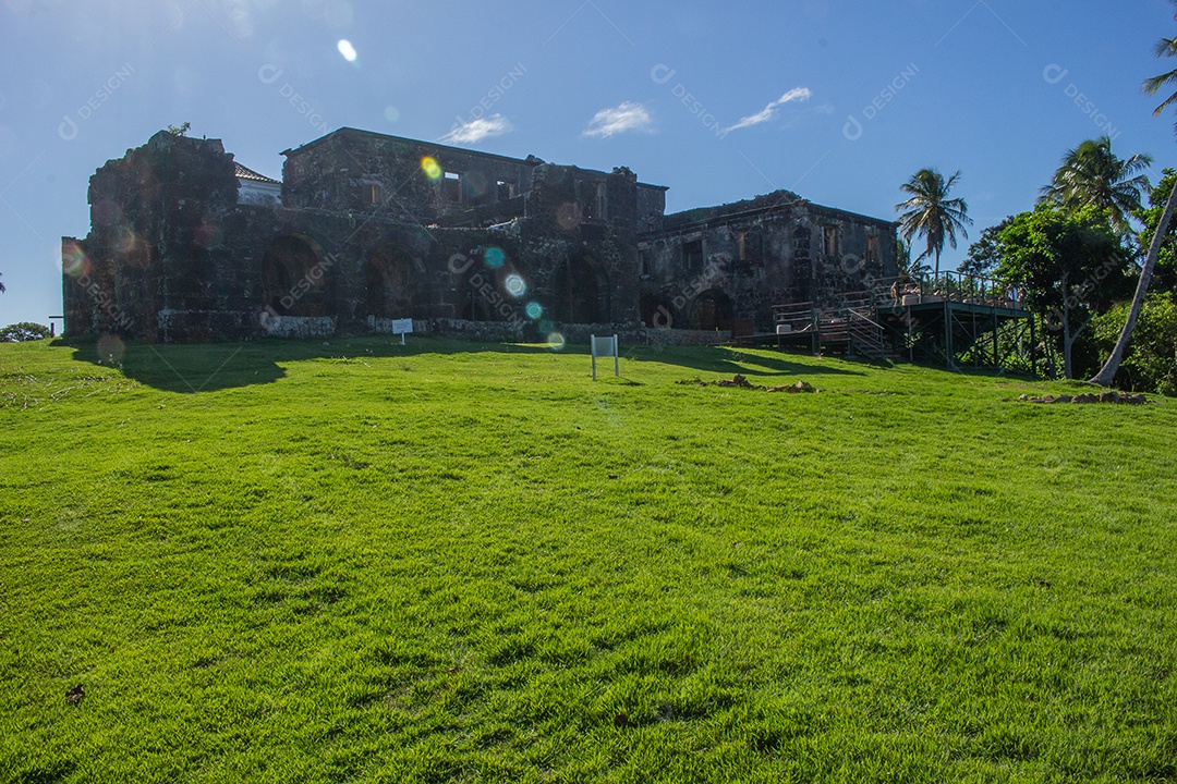 Vista incrível da paisagem e ruínas do castelo garcia davila na Praia do Forte