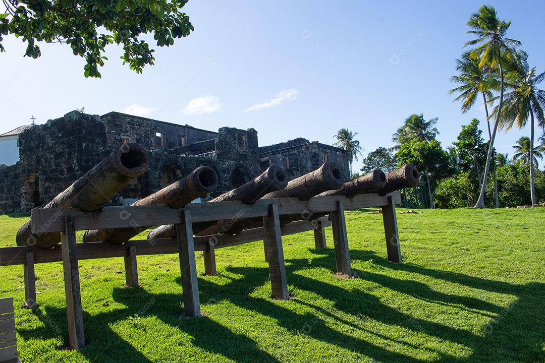 Vista incrível da paisagem e ruínas do castelo garcia davila na Praia do Forte