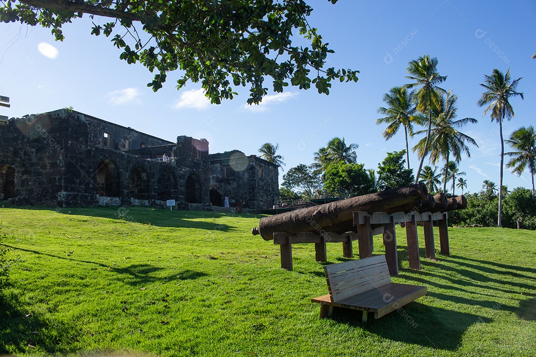 Vista incrível da paisagem e ruínas do castelo garcia davila na Praia do Forte