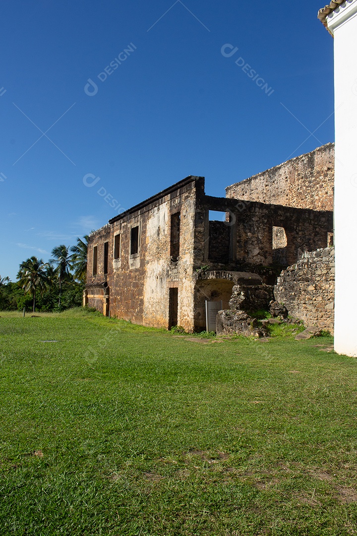 Vista incrível da paisagem e ruínas do castelo garcia davila na Praia do Forte