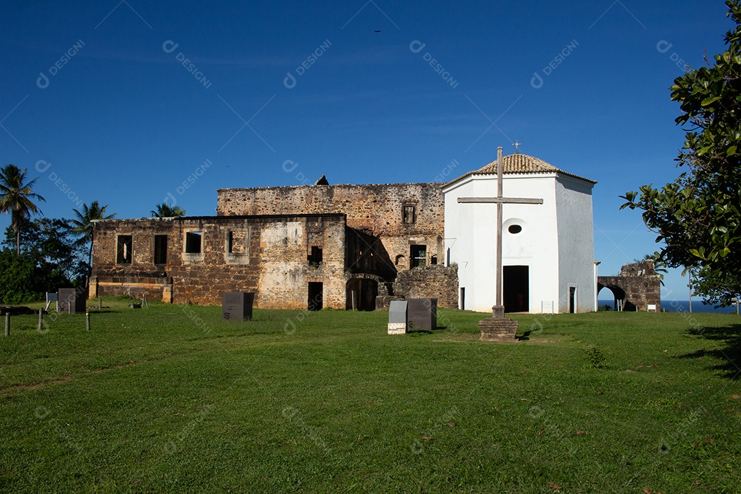 Vista incrível dentro da igreja do castelo garcia davila na Praia do Forte