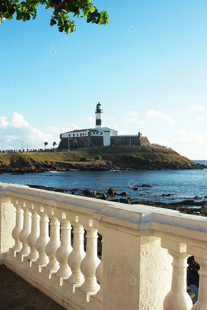 Vista incrível dentro da igreja do castelo garcia davila na Praia do Forte