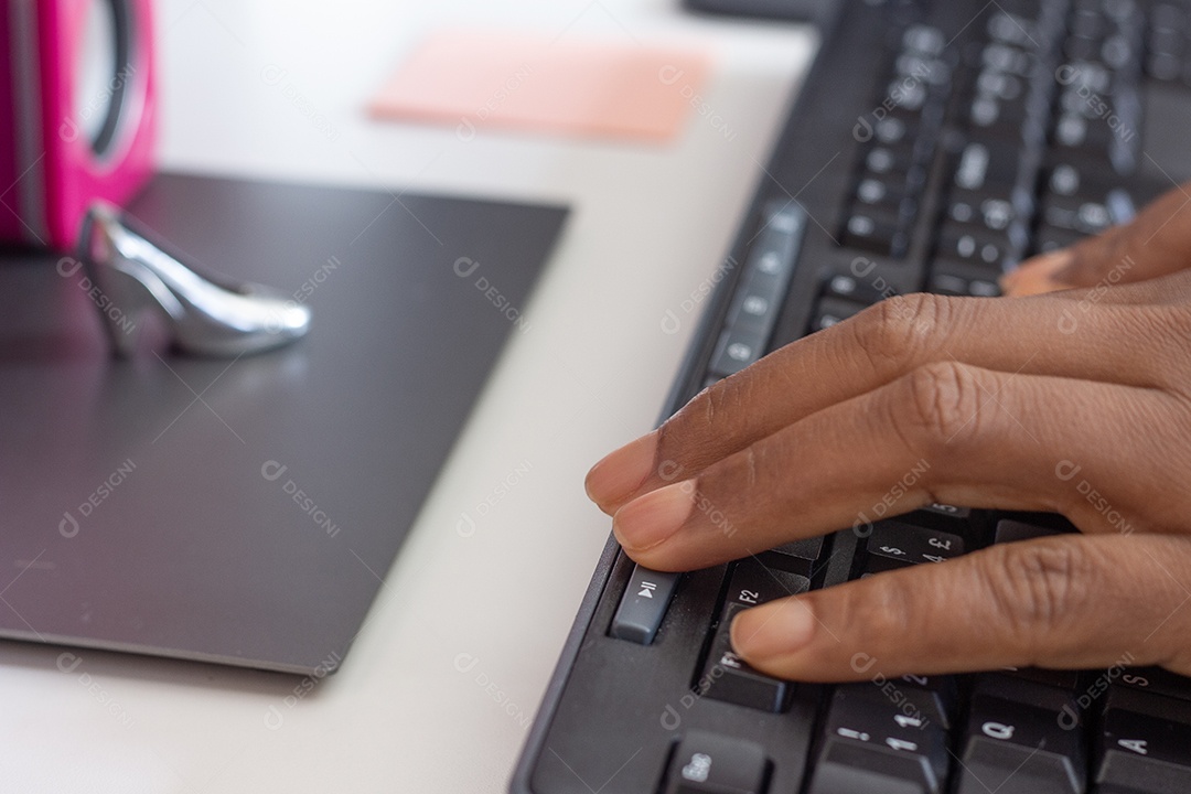 pessoa digitando no teclado na frente de um tablet