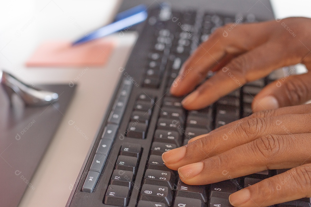 pessoa digitando no teclado na frente de um tablet