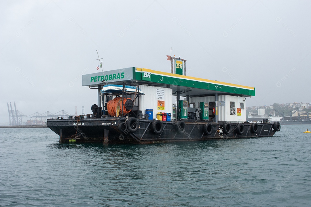 Posto flutuante de gás e gasolina da empresa petrolífera brasileira no mar