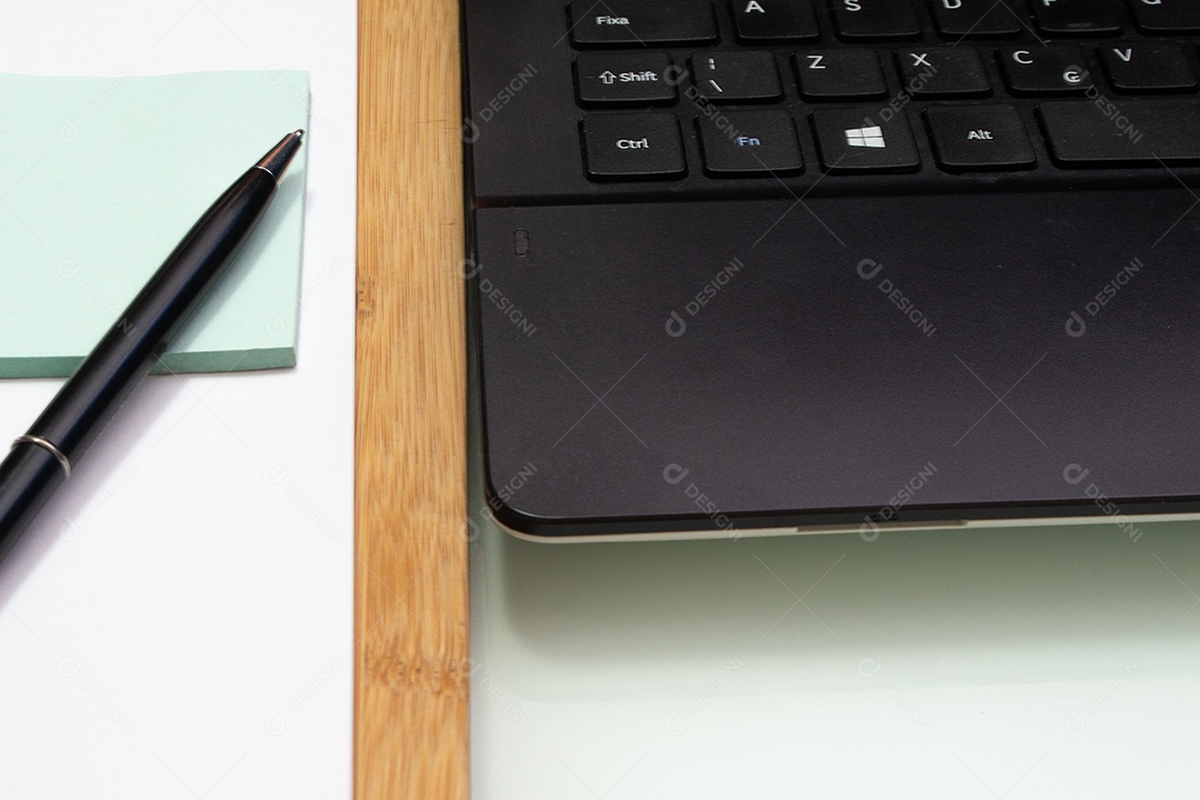 Caneta sobre uma mesa branca de escritório computador