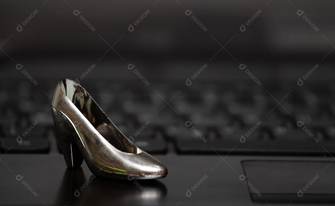 Sapato salto alto sobre um notebook