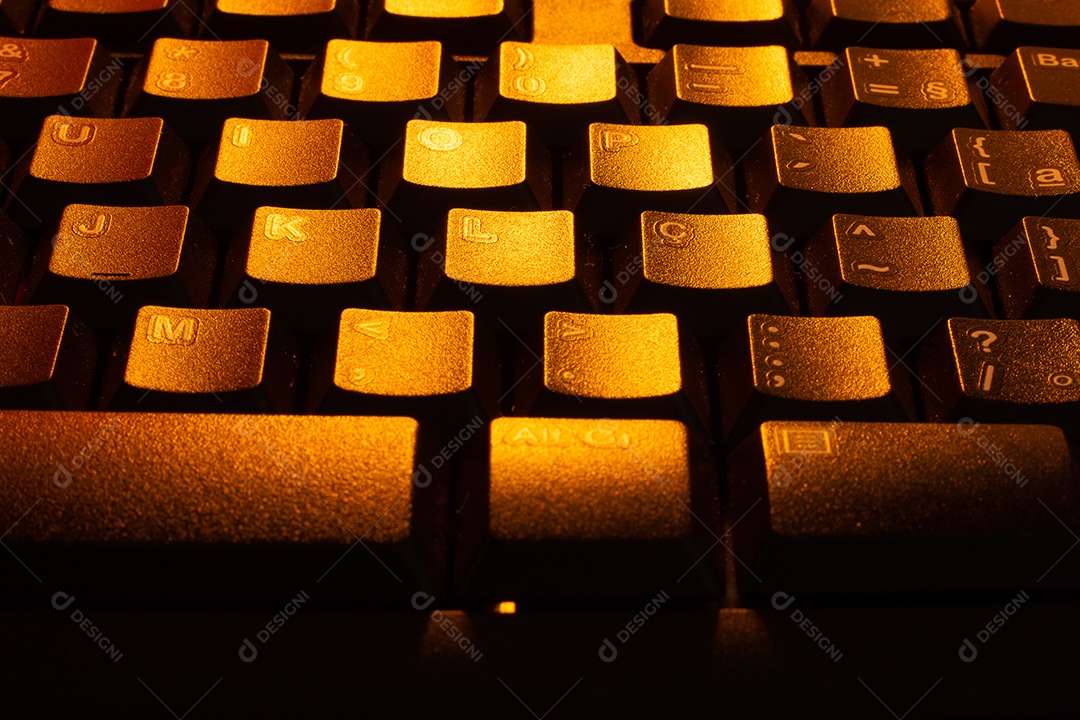 Teclado fechado com luz quente