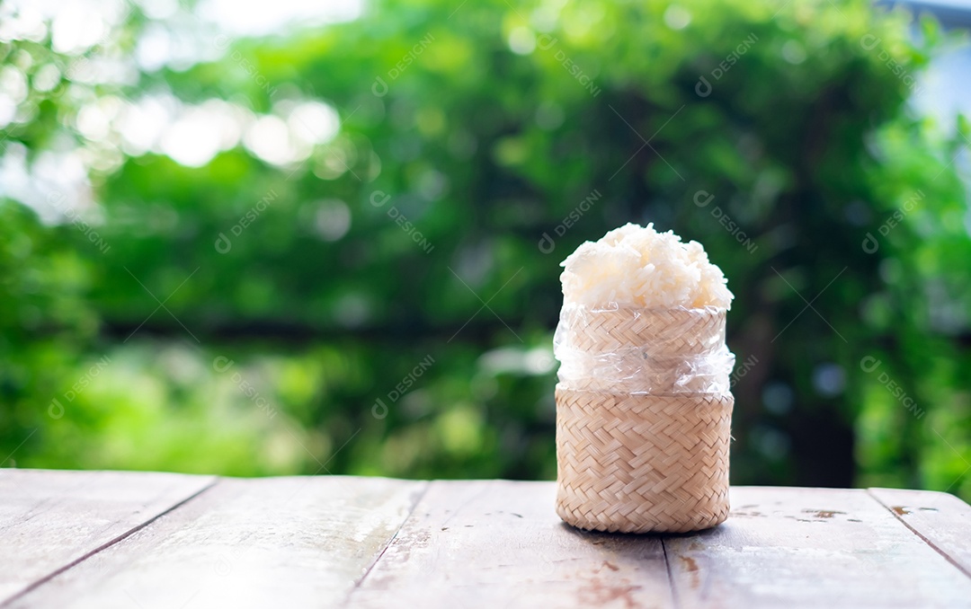 Caixa de estilo tradicional de bambu de madeira com arroz pegajoso tailandês
