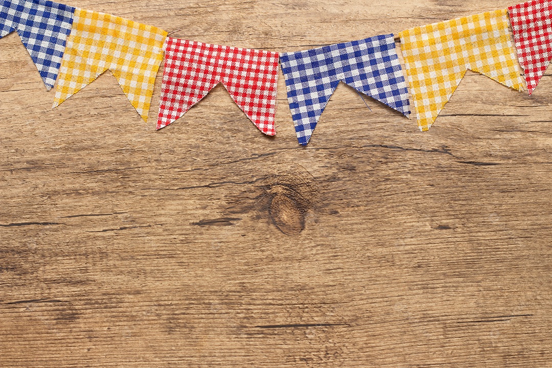 banner com bandeiras da típica festa junina brasileira