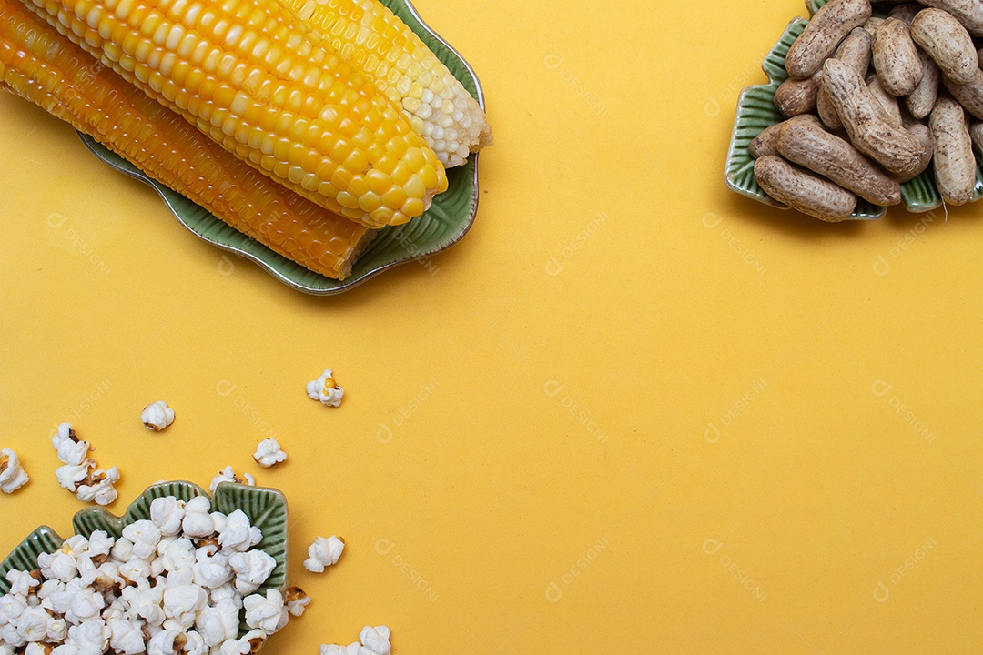 petiscos da festa junina brasileira como pipoca, amendoim e milho