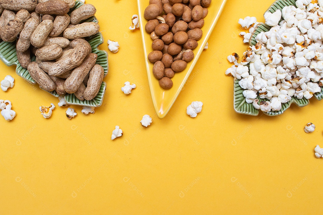 petiscos da festa junina brasileira como pipoca, amendoim e milho
