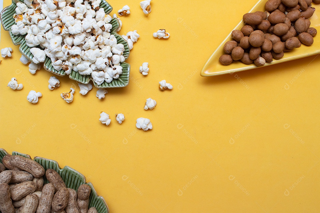 comida típica brasileira de junho - milho cozido e amendoim e pipoca