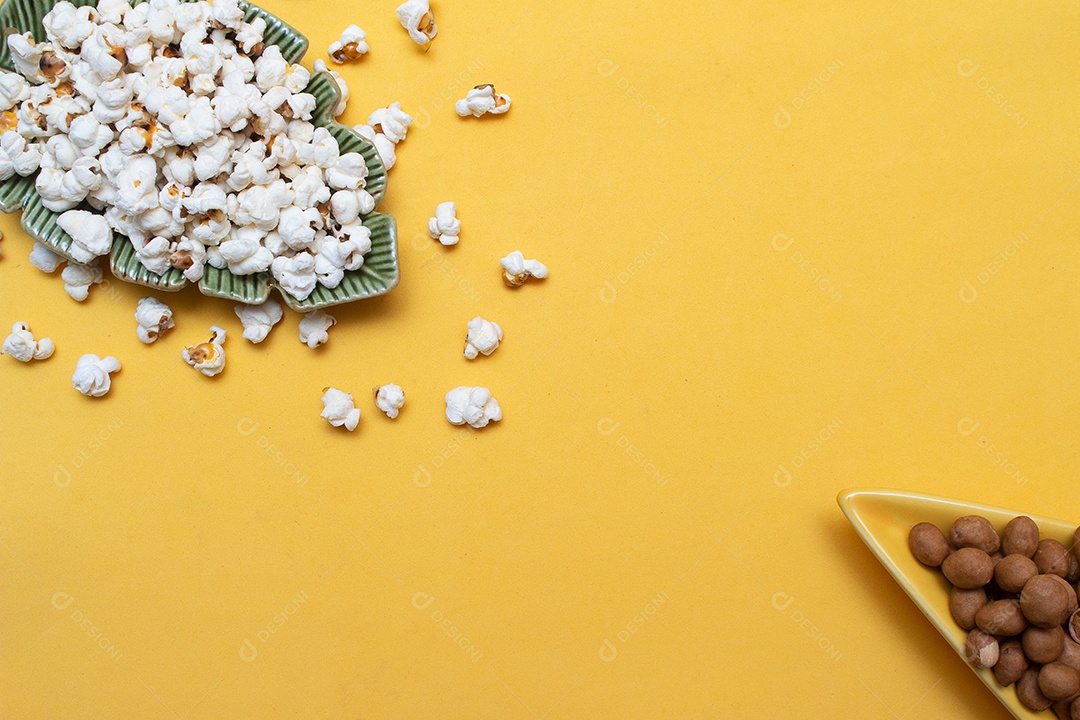 comida típica brasileira de junho com tigelas cheias de pipoca, amendoim