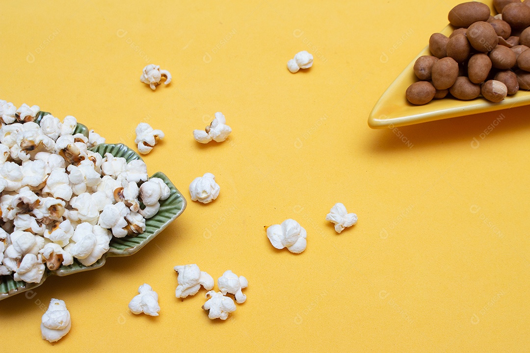 comida típica brasileira de junho com tigelas cheias de pipoca, amendoim