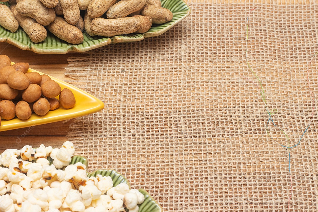 petiscos da festa junina brasileira como pipoca, amendoim e milho na rua