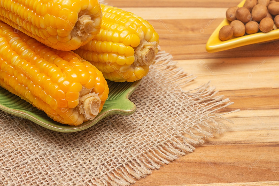 comida típica brasileira de junho - milho cozido e amendoim