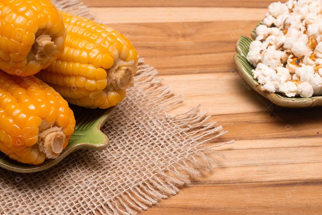 comida típica brasileira de junho - pipoca e milho cozido
