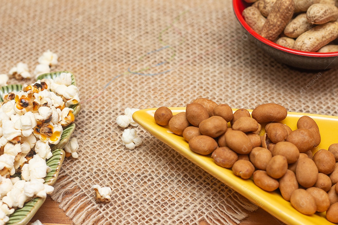 petiscos da festa junina brasileira como pipoca, amendoim e milho