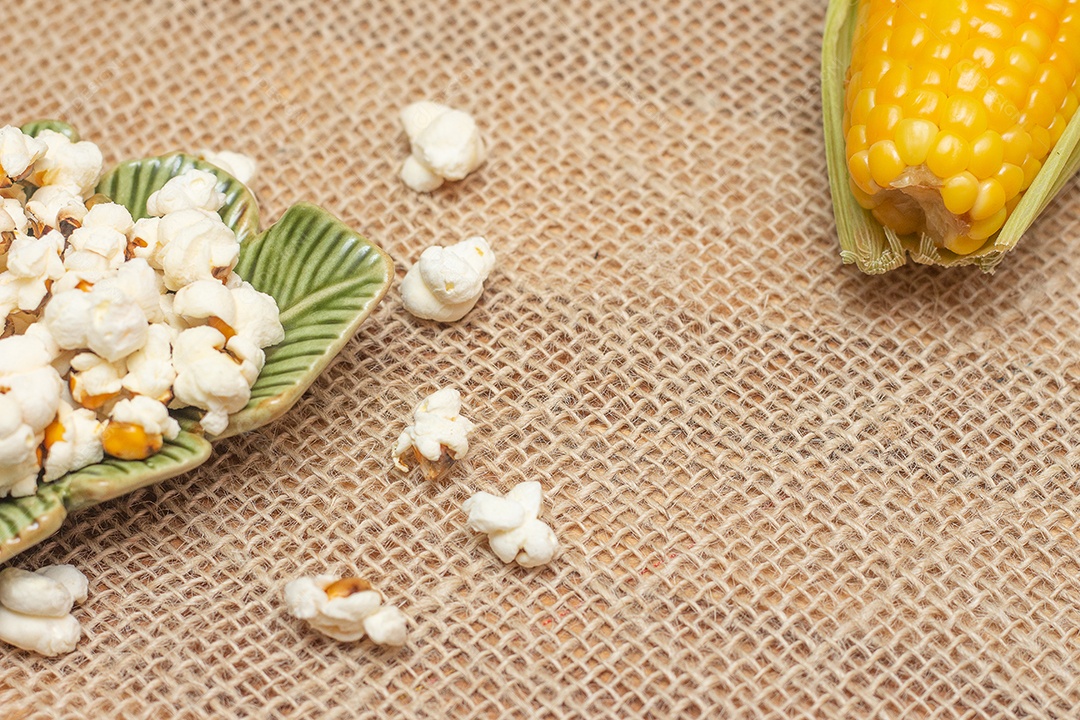 Milho festa brasileira em um fundo de palha