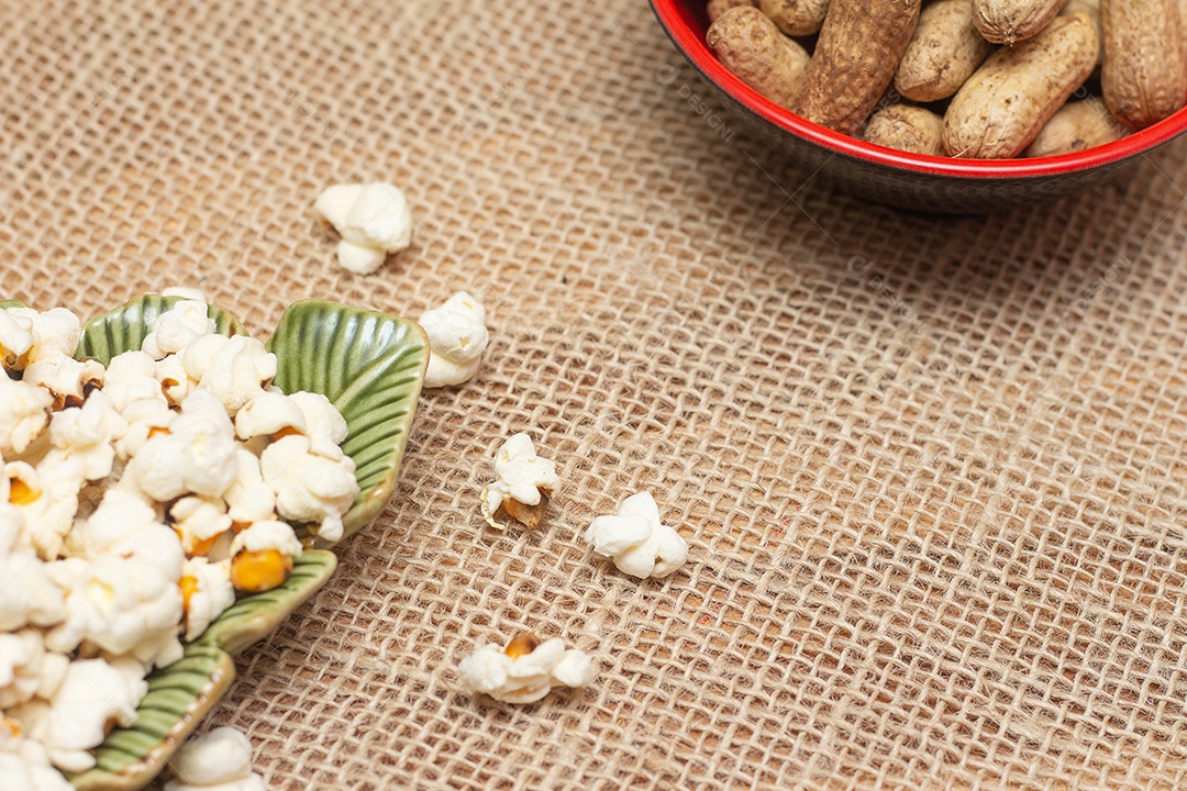 petiscos da festa junina brasileira como pipoca, amendoim e milho