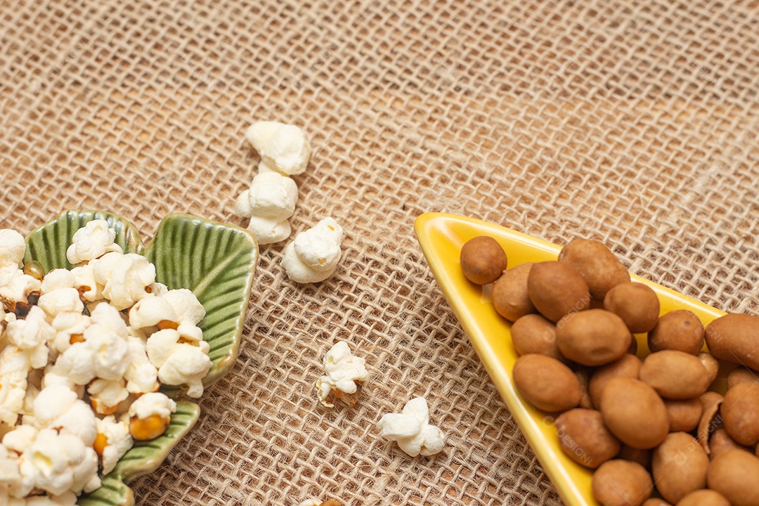 petiscos da festa junina brasileira como pipoca, amendoim e milho