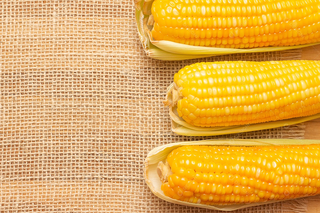 milho cozido em uma mesa de palha