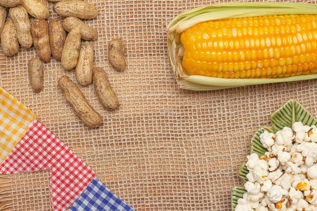 petiscos da festa junina brasileira como pipoca, amendoim e milho