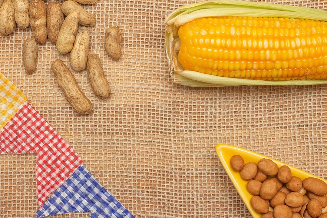 petiscos da festa junina brasileira como pipoca, amendoim e milho