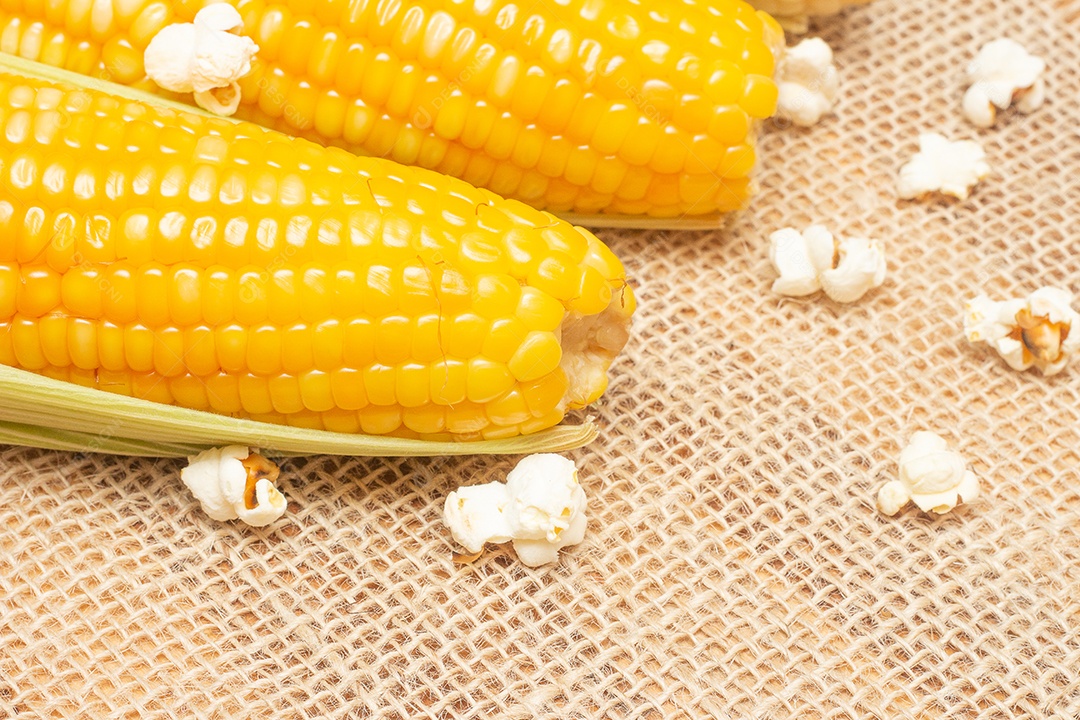 Milho festa brasileira em um fundo de palha