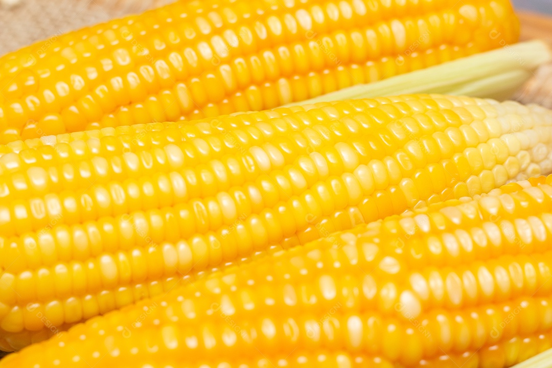 vários grãos cozidos em palha de milho