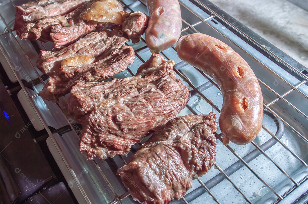 Salsicha assada e fatiada em um prato branco com pequenos pedaços