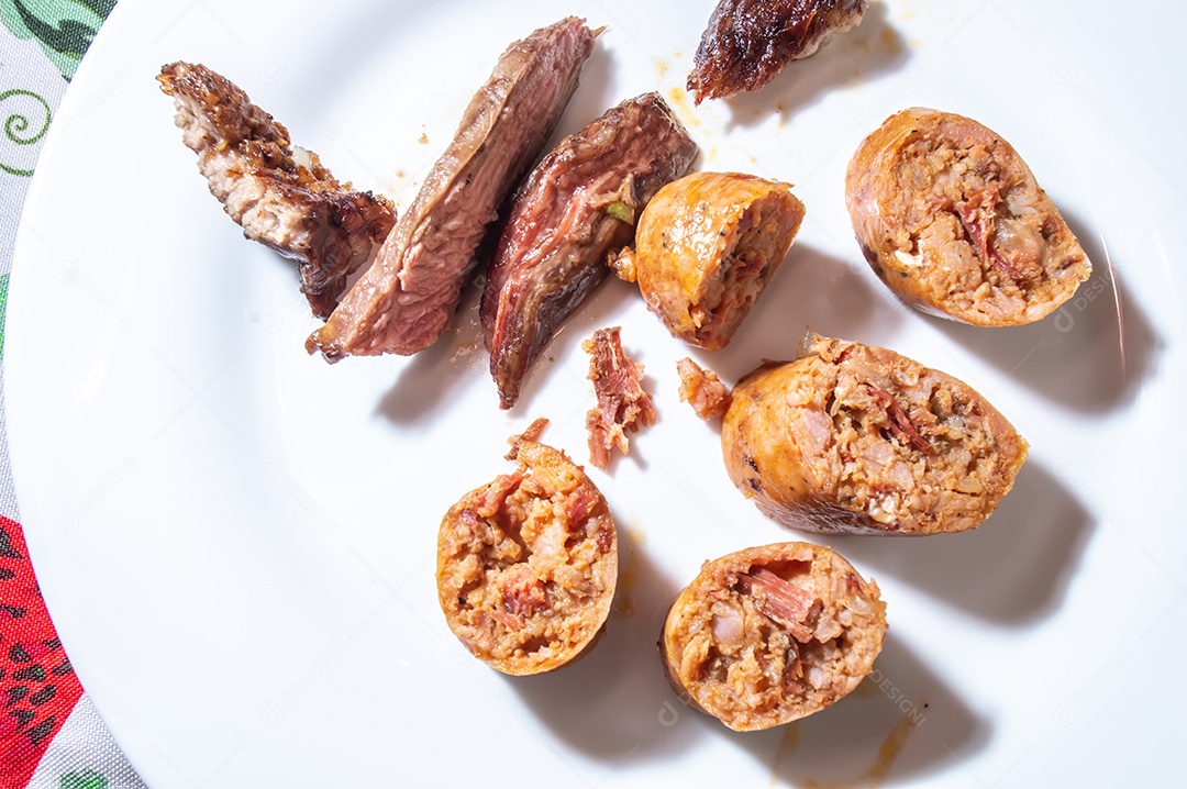 Salsicha assada e fatiada em um prato branco com pequenos pedaços