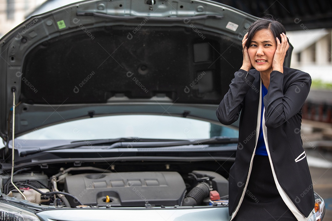 Uma empresária verifica um carro quebrado na beira da estrada