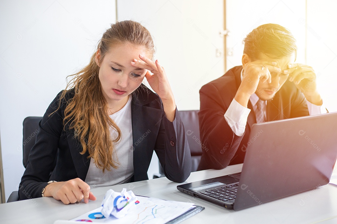 empresária e empresário tendo reunião de trabalho estressante no escritório