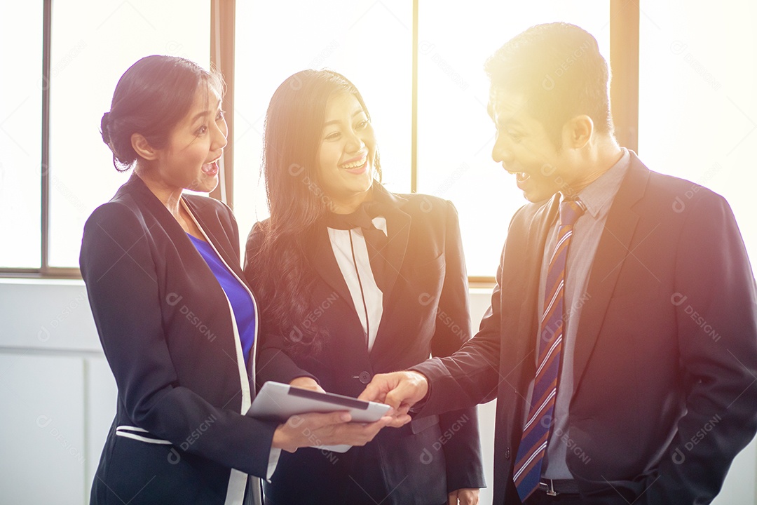 Grupo de empresários usando tablets para reuniões em salas de conferência.