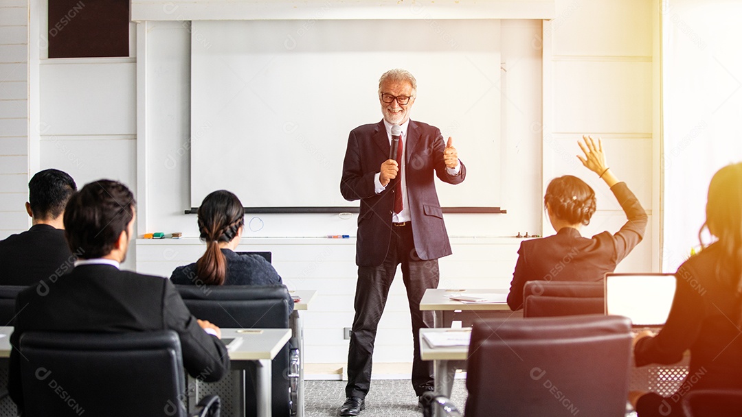 empresário e mulheres de negócios levanta a mão para fazer uma pergunta para a reunião.