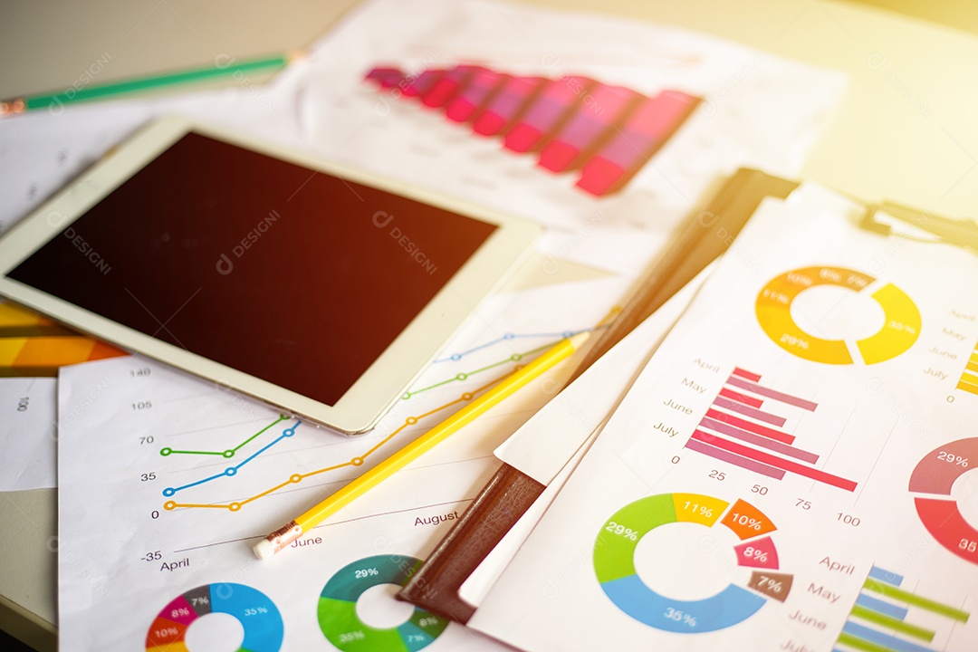 gráfico financeiro de negócios e relatório gráfico na mesa com tablet digital