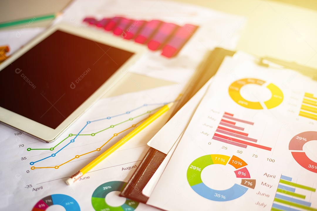 gráfico financeiro de negócios e relatório gráfico na mesa com tablet digital