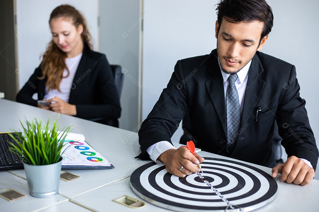 Mão colocam um dardo no alvo, conceito de alvo objetivo negócios