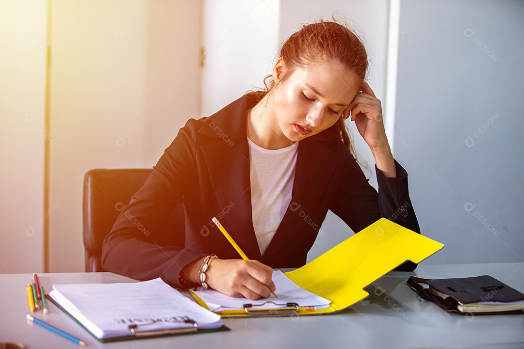 empresária tendo reunião de trabalho estressante na sala de conferências